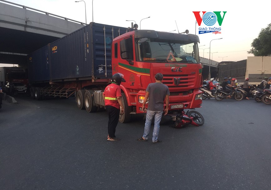 Container 'nuot' xe may, nam thanh nien thoat chet - Hinh anh 1