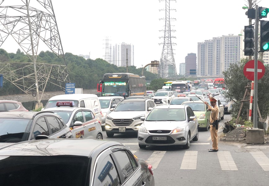 Giao thong Ha Noi chieu 28 Tet: Noi do em a, cua ngo dong duc - Hinh anh 3