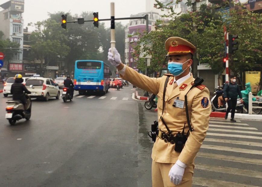 CSGT Ha Noi bat dau deo khau trang khi lam viec tren duong - Hinh anh 2