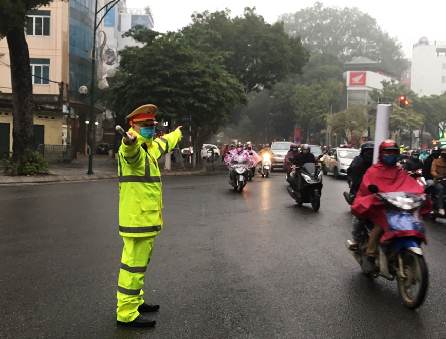 CSGT Ha Noi bat dau deo khau trang khi lam viec tren duong - Hinh anh 4