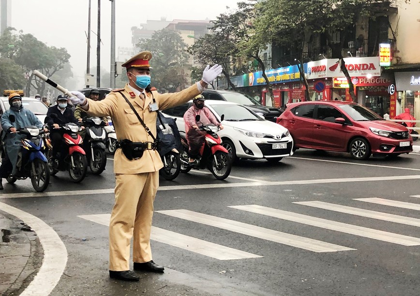 CSGT Ha Noi bat dau deo khau trang khi lam viec tren duong - Hinh anh 1