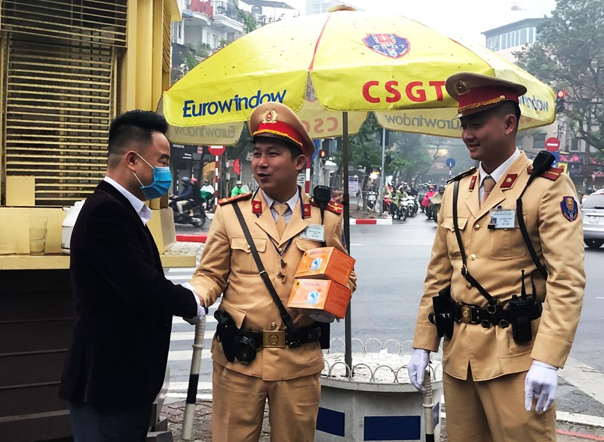 CSGT Ha Noi bat dau deo khau trang khi lam viec tren duong - Hinh anh 3