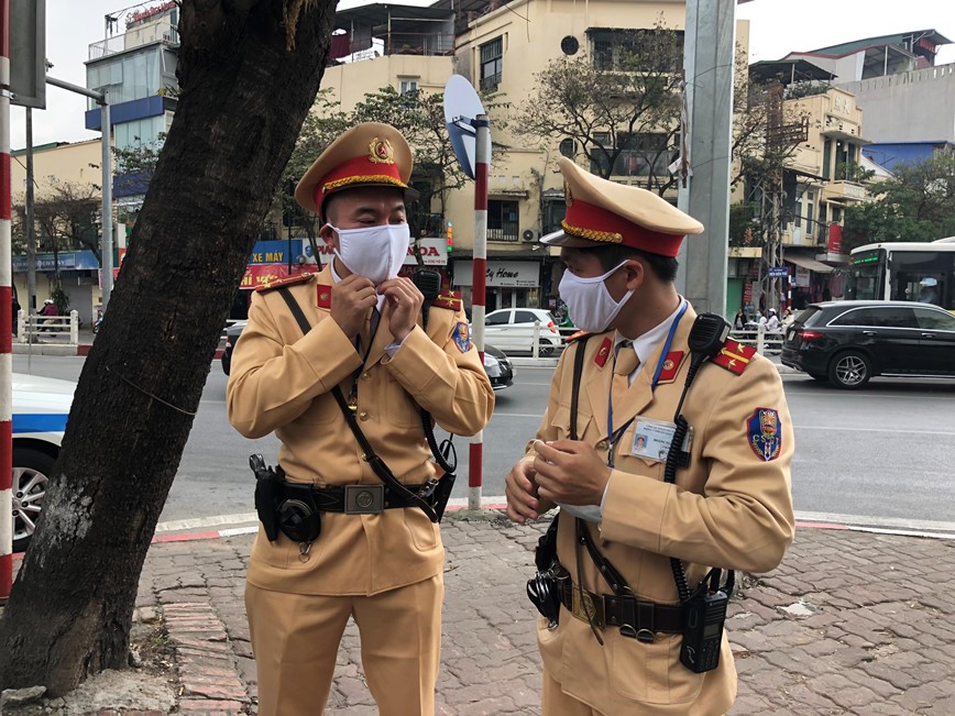 Tang 10.000 khau trang cho CSGT Ha Noi - Hinh anh 3