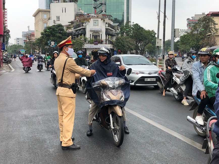 Tang 10.000 khau trang cho CSGT Ha Noi - Hinh anh 4