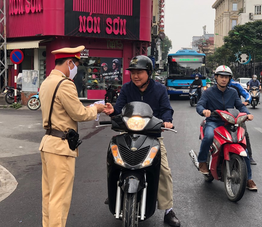 Tang 10.000 khau trang cho CSGT Ha Noi - Hinh anh 6