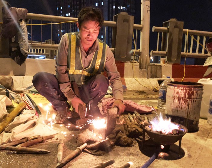 [Anh] Cong nhan xuyen dem sua khe co gian tren cau Vinh Tuy - Hinh anh 7