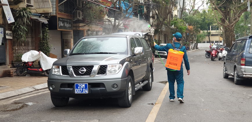 Ha Noi: Pho Truc Bach sau hon nua ngay cach ly - Hinh anh 9