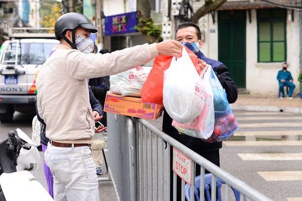 Ha Noi: Pho Truc Bach sau hon nua ngay cach ly - Hinh anh 6