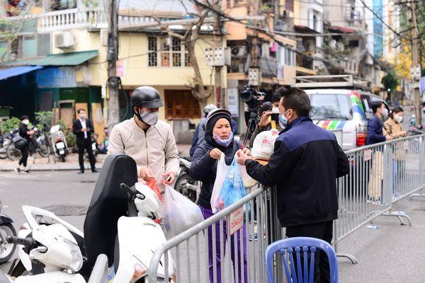 Ha Noi: Pho Truc Bach sau hon nua ngay cach ly - Hinh anh 7