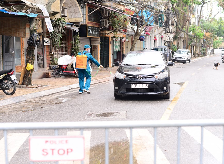 Ha Noi: Pho Truc Bach sau hon nua ngay cach ly - Hinh anh 10