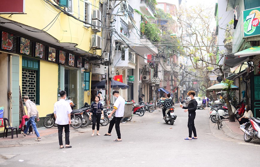 Nhan vien “pho pho cuon” Ngu Xa ranh roi, da cau giua duong - Hinh anh 1