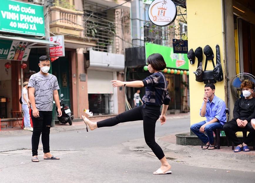 Nhan vien “pho pho cuon” Ngu Xa ranh roi, da cau giua duong - Hinh anh 2