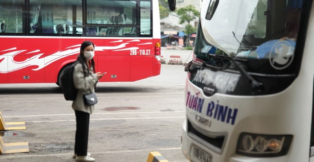 [Anh] Cac ben xe cua Ha Noi vang ve sau “lenh” han che phuong tien - Hinh anh 10