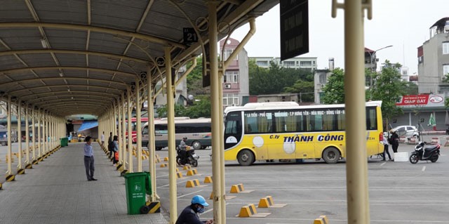 [Anh] Cac ben xe cua Ha Noi vang ve sau “lenh” han che phuong tien - Hinh anh 3