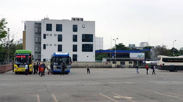 [Anh] Cac ben xe cua Ha Noi vang ve sau “lenh” han che phuong tien - Hinh anh 1