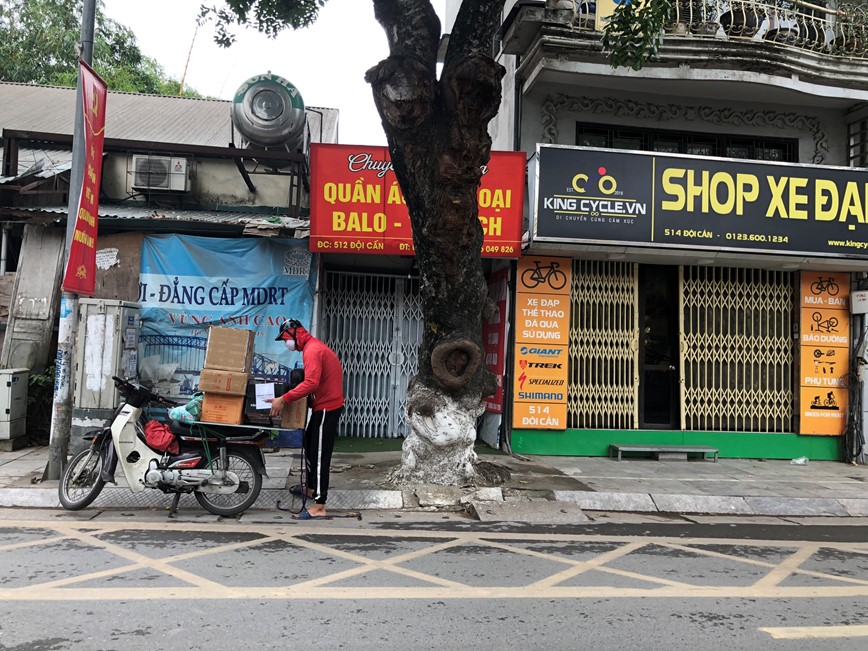 Duong pho Ha Noi vang lang trong ngay dau cach ly xa hoi - Hinh anh 13