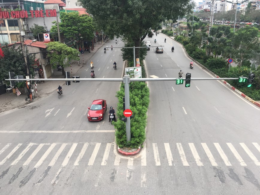 Duong pho Ha Noi vang lang trong ngay dau cach ly xa hoi - Hinh anh 1