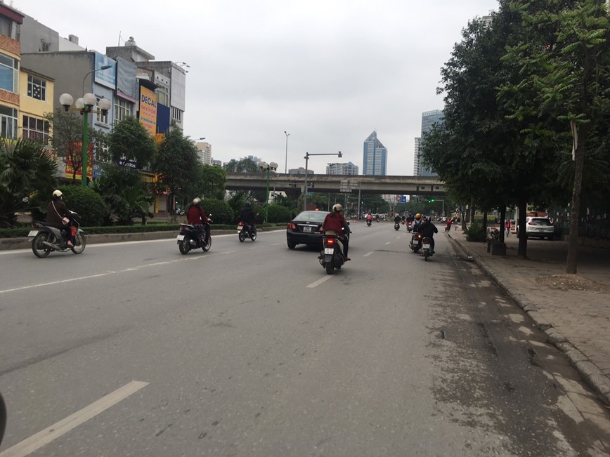 Duong pho Ha Noi vang lang trong ngay dau cach ly xa hoi - Hinh anh 4