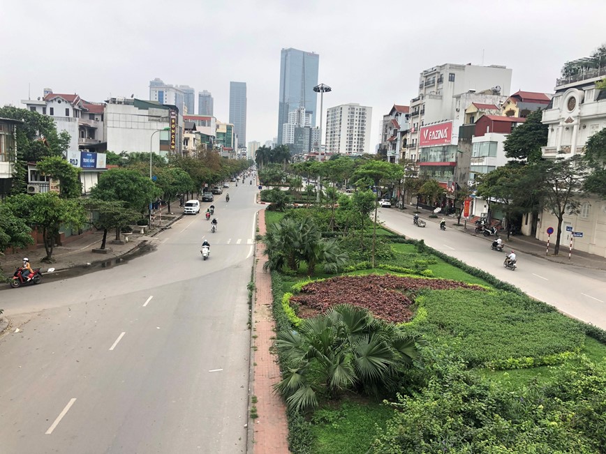 Duong pho Ha Noi vang lang trong ngay dau cach ly xa hoi - Hinh anh 7