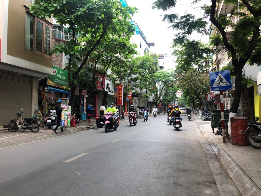 Duong pho Ha Noi vang lang trong ngay dau cach ly xa hoi - Hinh anh 12