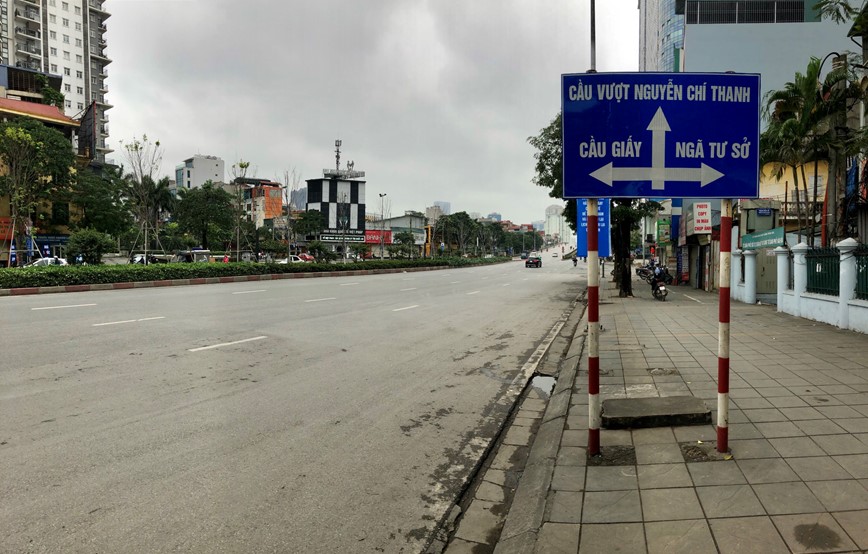 Duong pho Ha Noi vang lang trong ngay dau cach ly xa hoi - Hinh anh 10