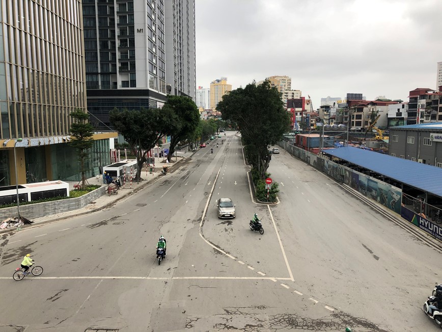 Duong pho Ha Noi vang lang trong ngay dau cach ly xa hoi - Hinh anh 5