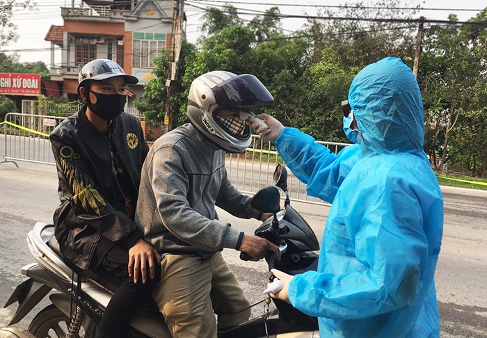 [Anh] Khong quan nang mua, nguy hiem tai cac chot cua ngo xa nhat Thu do - Hinh anh 3