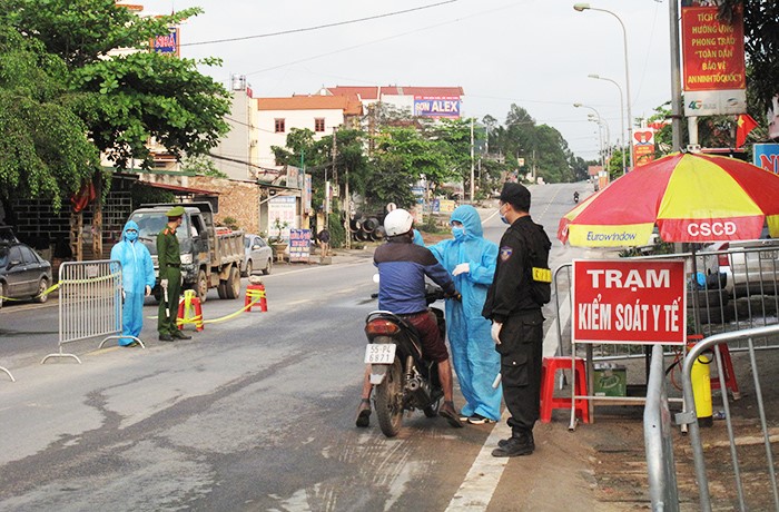 [Anh] Khong quan nang mua, nguy hiem tai cac chot cua ngo xa nhat Thu do - Hinh anh 5