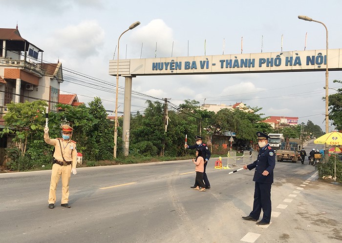 [Anh] Khong quan nang mua, nguy hiem tai cac chot cua ngo xa nhat Thu do - Hinh anh 4