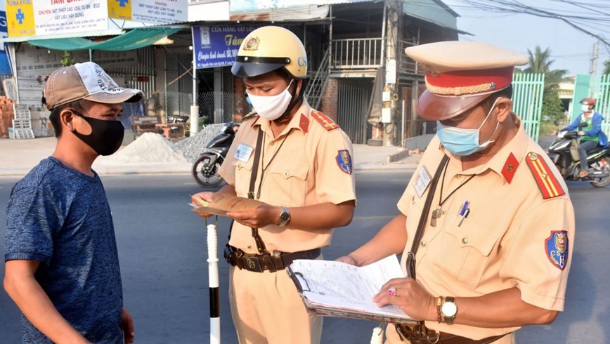 Phong CSGT Cong an Ha Noi khuyen khich nguoi dan nop tien vi pham qua buu dien - Hinh anh 1