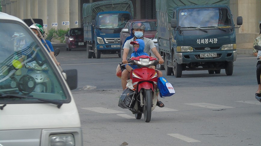 Ngay dau gian cach: Nhieu tuyen duong Ha Noi van dong duc - Hinh anh 3