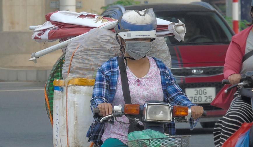 Ngay dau gian cach: Nhieu tuyen duong Ha Noi van dong duc - Hinh anh 5