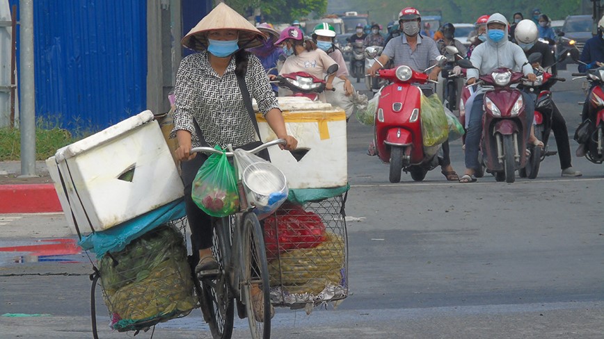 Ngay dau gian cach: Nhieu tuyen duong Ha Noi van dong duc - Hinh anh 7