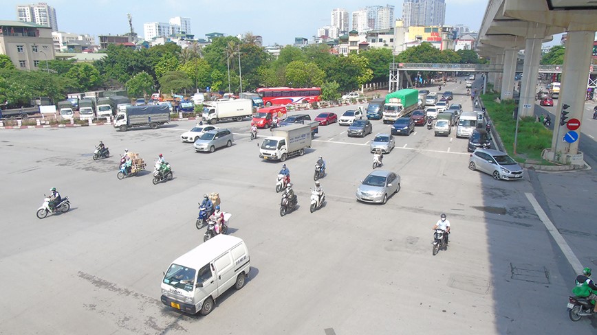 Ngay dau gian cach: Nhieu tuyen duong Ha Noi van dong duc - Hinh anh 8