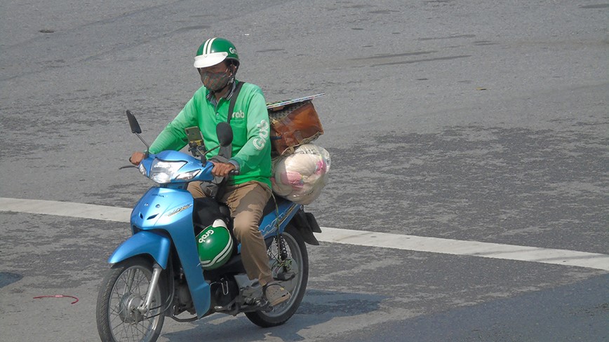 Ngay dau gian cach: Nhieu tuyen duong Ha Noi van dong duc - Hinh anh 6