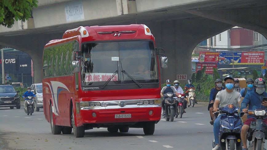 Ngay dau gian cach: Nhieu tuyen duong Ha Noi van dong duc - Hinh anh 9