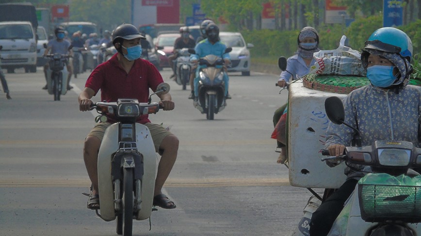 Ngay dau gian cach: Nhieu tuyen duong Ha Noi van dong duc - Hinh anh 2