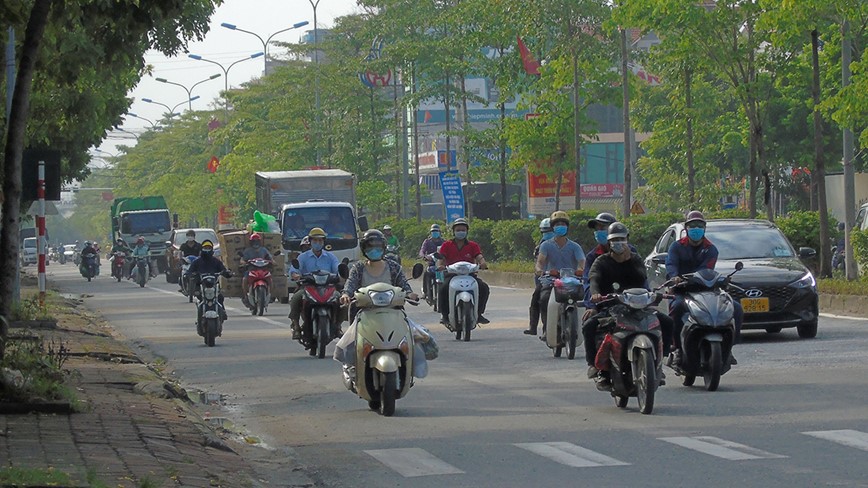 Ngay dau gian cach: Nhieu tuyen duong Ha Noi van dong duc - Hinh anh 1