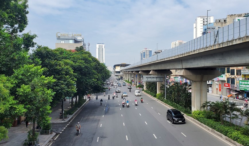 Ngay dau gian cach: Nhieu tuyen duong Ha Noi van dong duc - Hinh anh 11