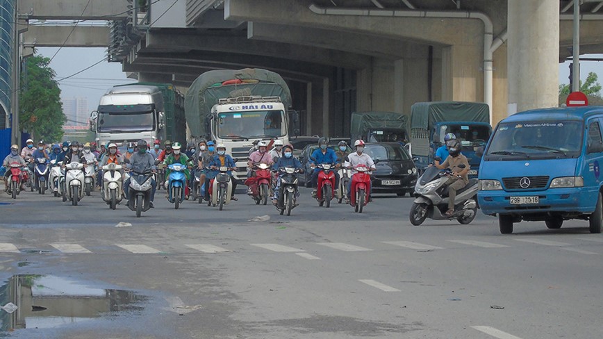 Ngay dau gian cach: Nhieu tuyen duong Ha Noi van dong duc - Hinh anh 4