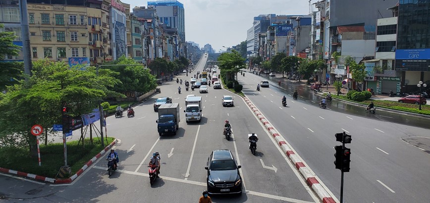 Ngay dau gian cach: Nhieu tuyen duong Ha Noi van dong duc - Hinh anh 13