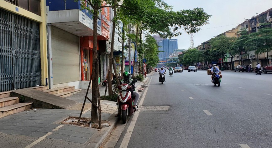 Ngay dau gian cach: Nhieu tuyen duong Ha Noi van dong duc - Hinh anh 12