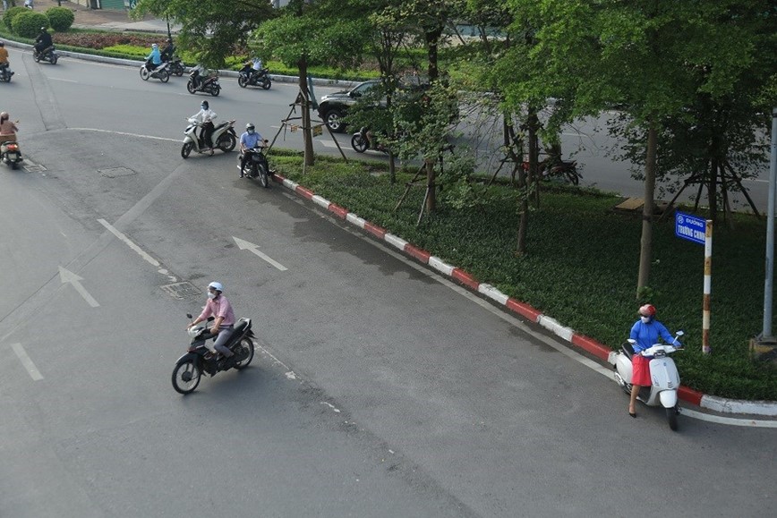 Giao thong Ha Noi nhon nhip trong ngay tro lai guong quay - Hinh anh 2