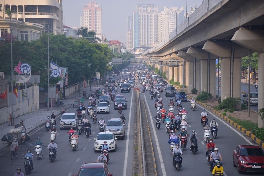 Giao thong Ha Noi nhon nhip trong ngay tro lai guong quay - Hinh anh 1