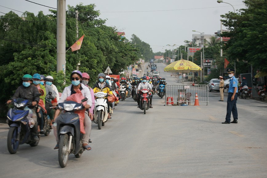 Canh sat giao thong Ha Noi ho tro hang tram nguoi tu vung dich phia Nam vung tam qua Thu do - Hinh anh 5