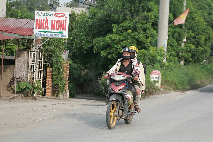 Canh sat giao thong Ha Noi ho tro hang tram nguoi tu vung dich phia Nam vung tam qua Thu do - Hinh anh 3