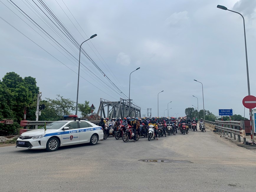 Canh sat giao thong Ha Noi ho tro hang tram nguoi tu vung dich phia Nam vung tam qua Thu do - Hinh anh 4