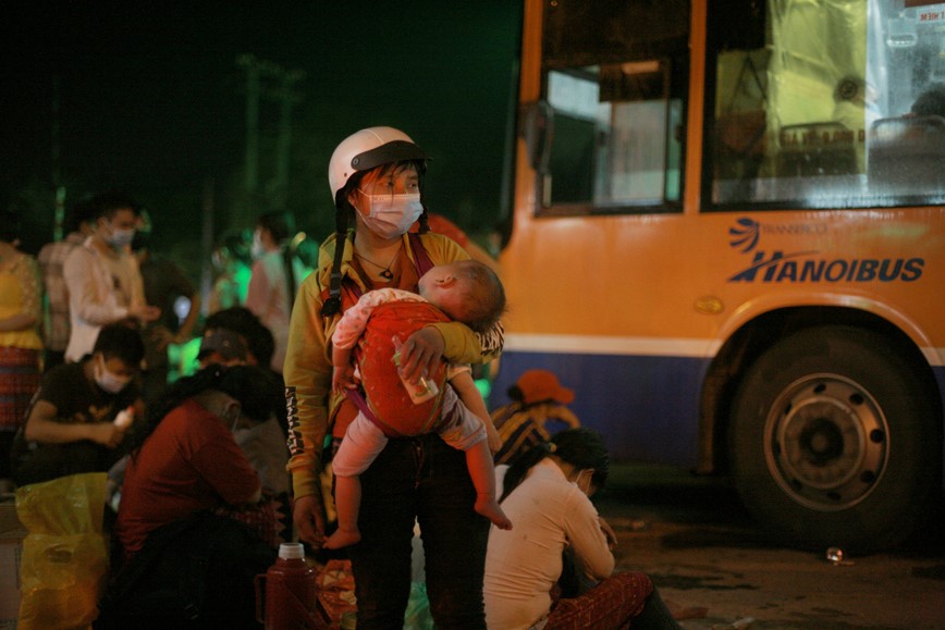 Nhung dua tre con “cap nach” trong dong nguoi di cu lich su - Hinh anh 2