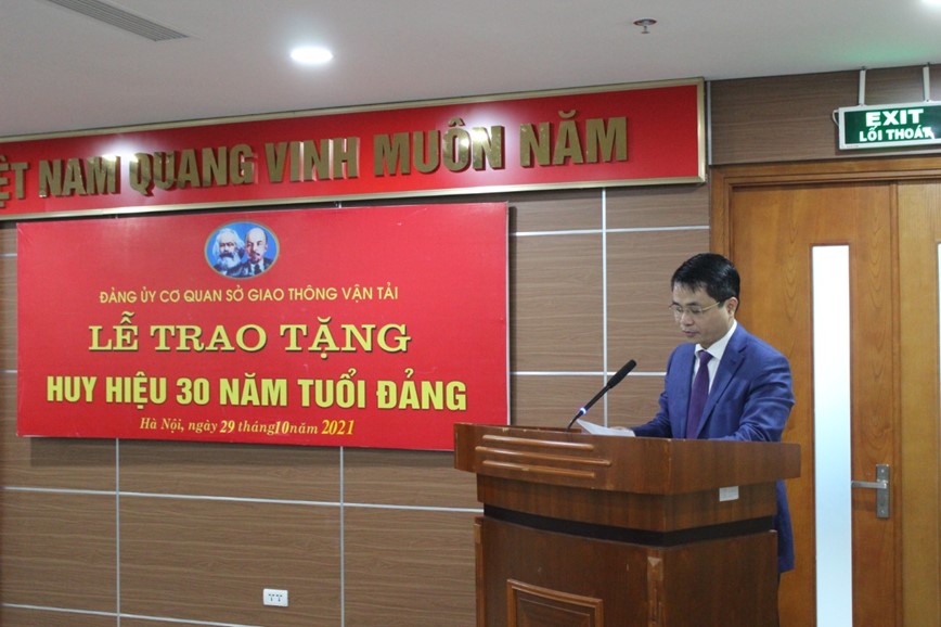 Pho Giam doc So GTVT Ha Noi Ngo Manh Tuan duoc trao huy hieu 30 nam tuoi Dang - Hinh anh 1