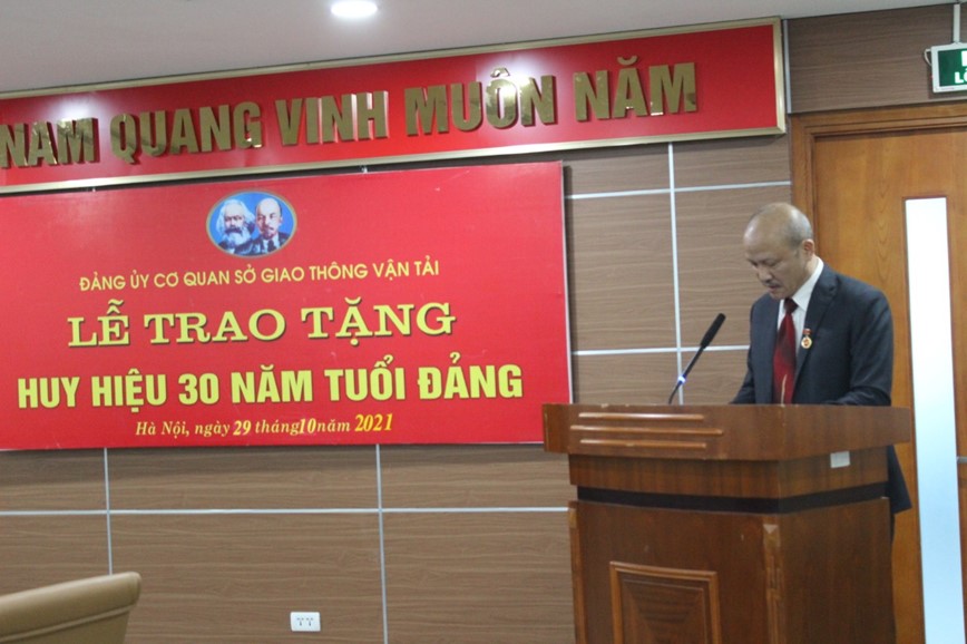 Pho Giam doc So GTVT Ha Noi Ngo Manh Tuan duoc trao huy hieu 30 nam tuoi Dang - Hinh anh 2